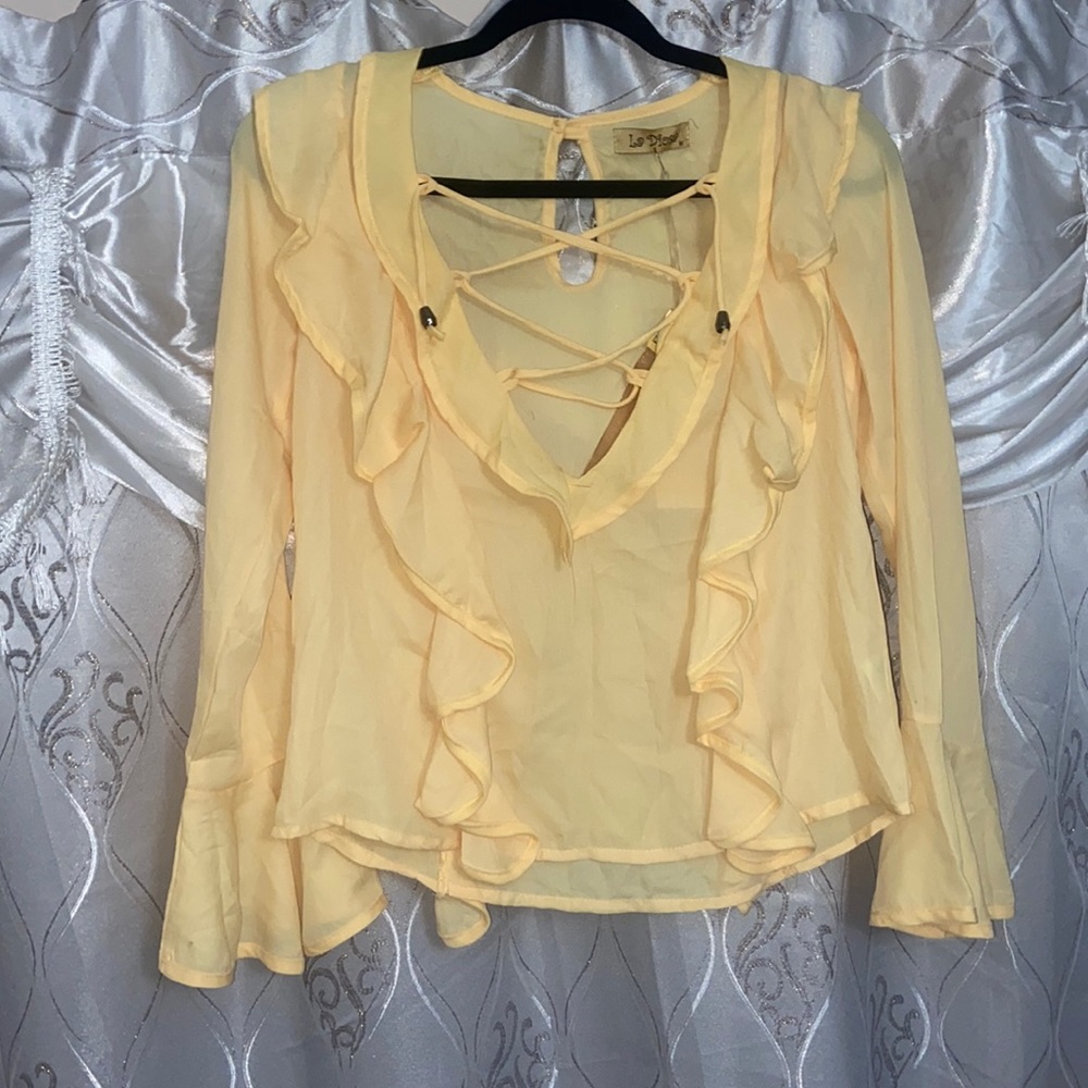 🌷NWT bell sleeve top